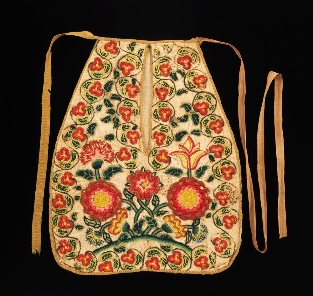 Bolsillo de cintura bordado con flores, con las cintas para atarlo.